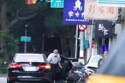 馆陶台当局这个单位的公车，给了狗了
