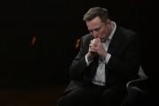 馆陶特斯拉股价收涨超3%：特朗普无意沟通，马斯克父亲劝儿子低头