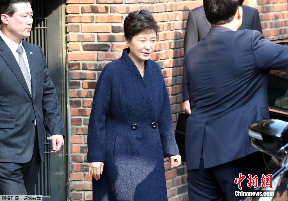 当地时间3月21日，韩国检察厅特别调查本部于21日上午9时30分传唤前总统朴槿惠，对(🌺)她受贿、滥用职权等嫌疑进行调查，朴槿惠将成为韩国宪政史上第四位被检方传讯的总统。图为朴槿惠在安保人员的保护下离开居住地。